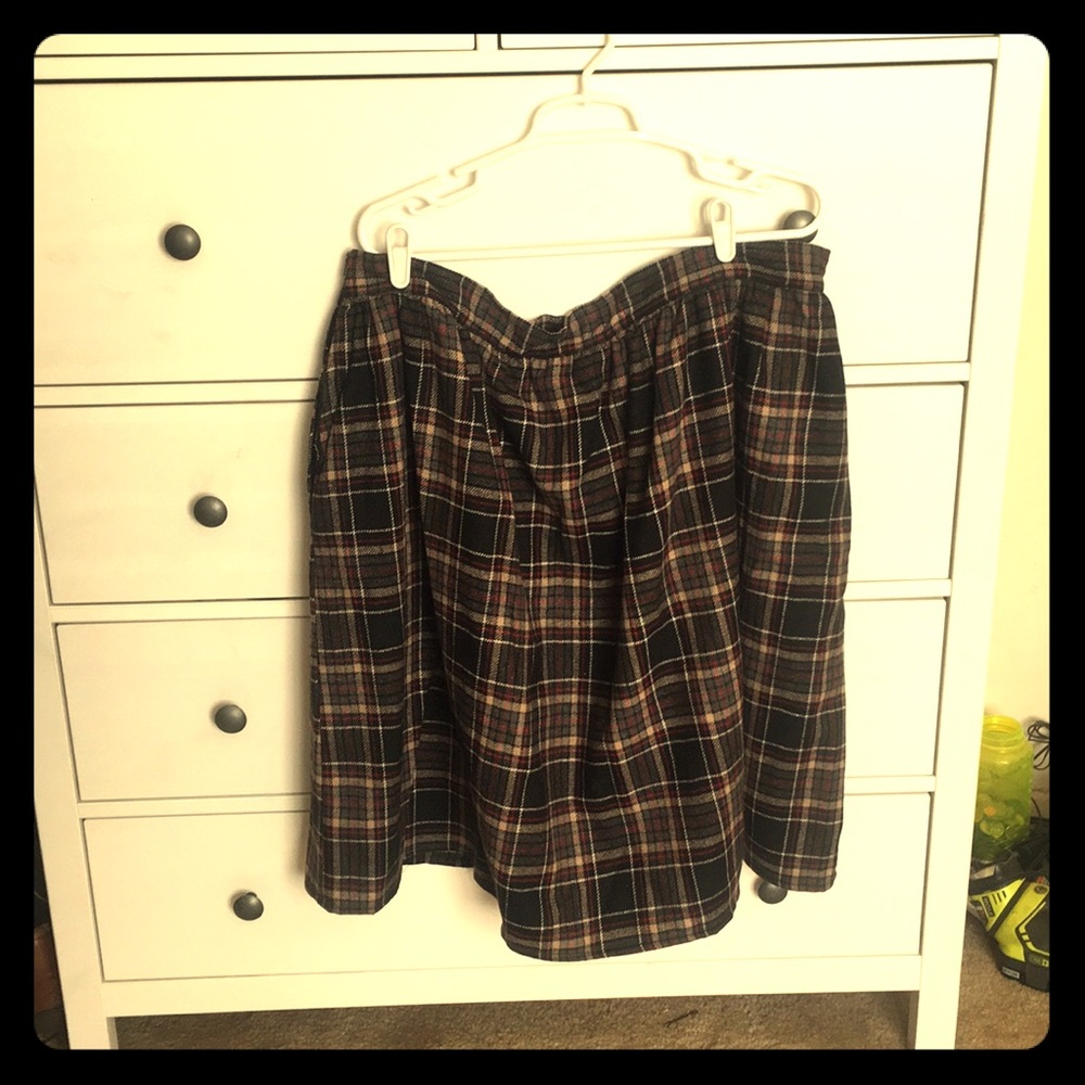 Knee length plaid skirt with pockets